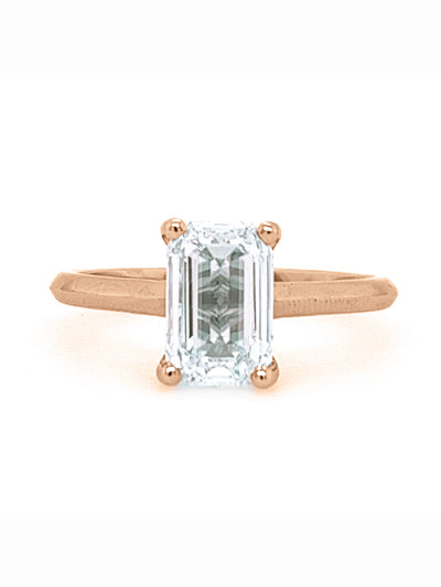 Bague solitaire coupe émeraude