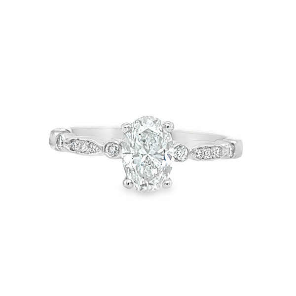 Bague style vintage à diamant ovale