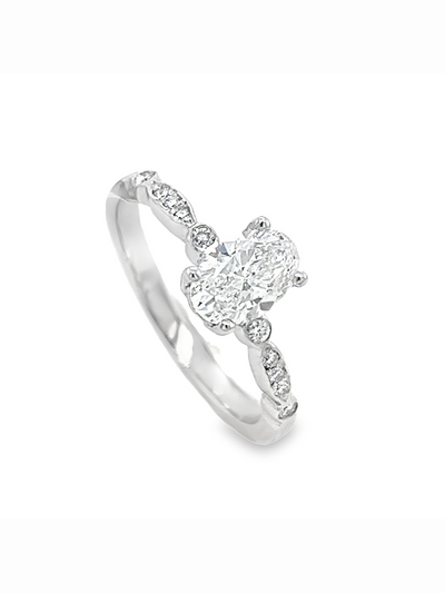 Bague style vintage à diamant ovale