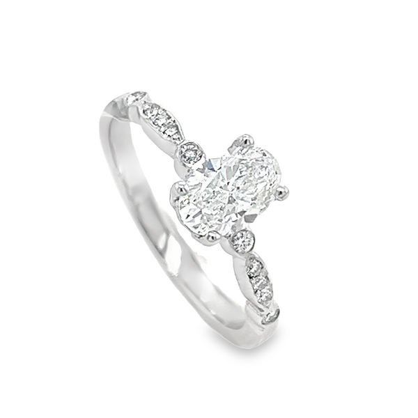 Bague style vintage à diamant ovale