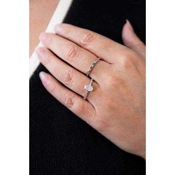 Bague style vintage à diamant ovale
